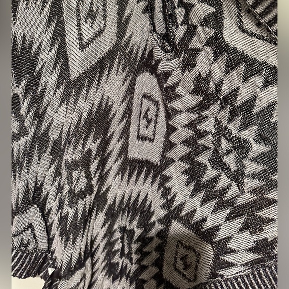 2b Bebe Cardigan Sweater - NWOT - Picture 3 of 5